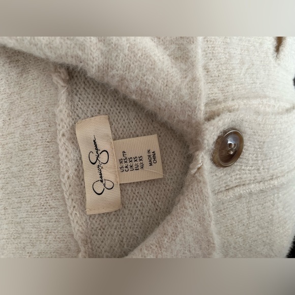 Jessica Simpson Oversized New Sweater Jacket with pocket and brown buttons - Picture 7 of 7